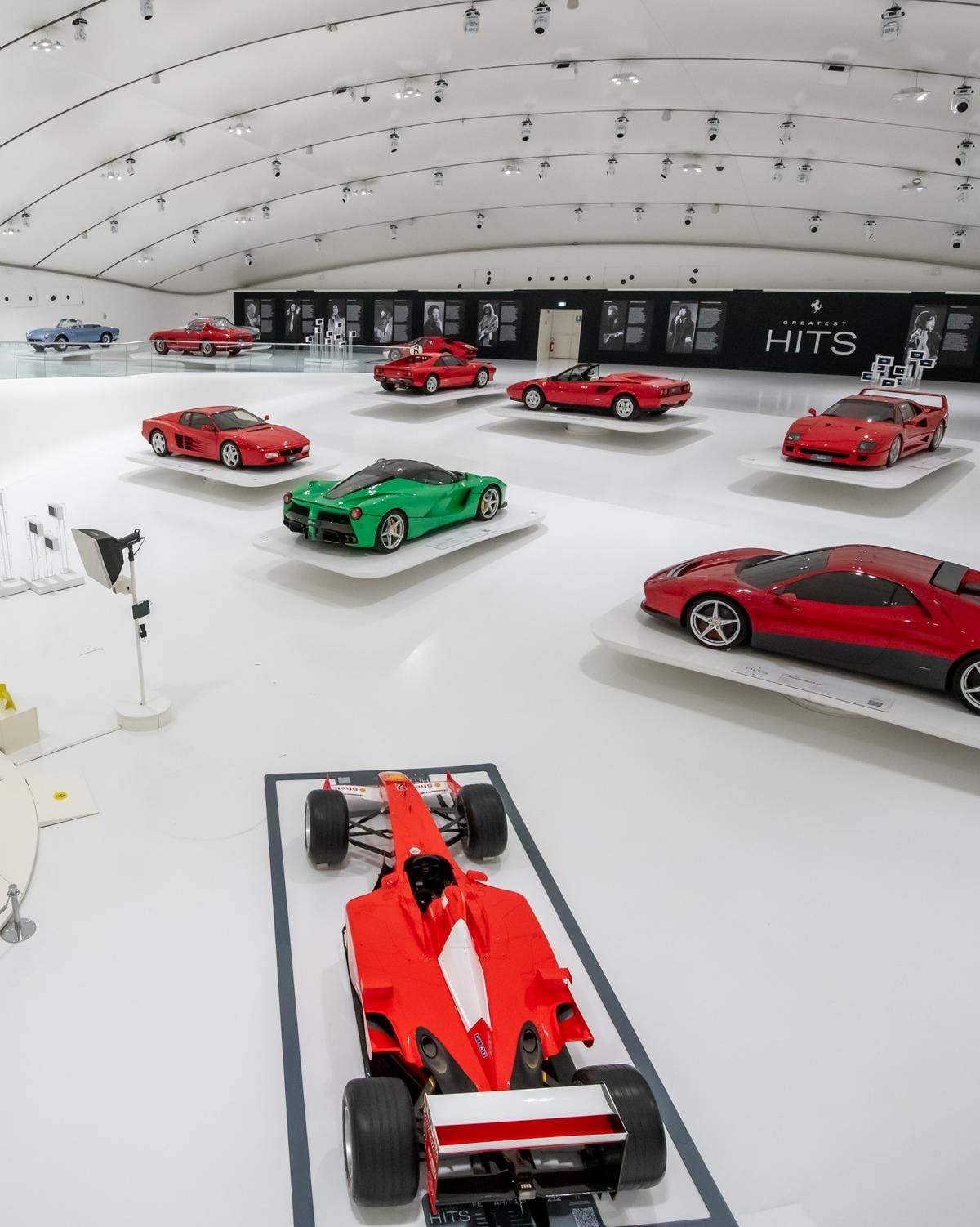 La mostra al museo Enzo Ferrari di Modena «The greatest hits – music legends and their Ferraris» (courtesy Ferrari)
