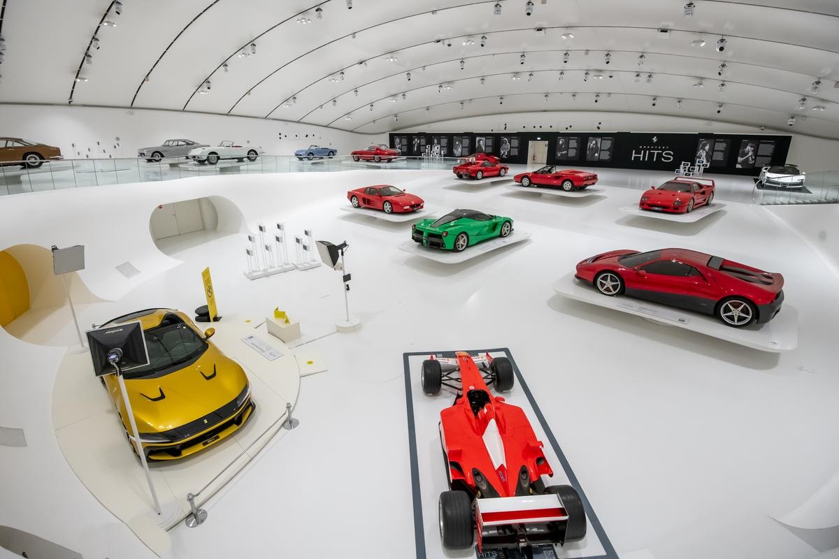 La mostra al museo Enzo Ferrari di Modena «The greatest hits – music legends and their Ferraris» (courtesy Ferrari)