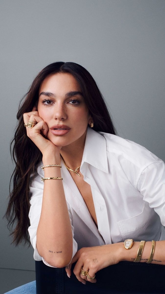 Dua Lipa indossa dei gioielli Bulgari (courtesy Bulgari)