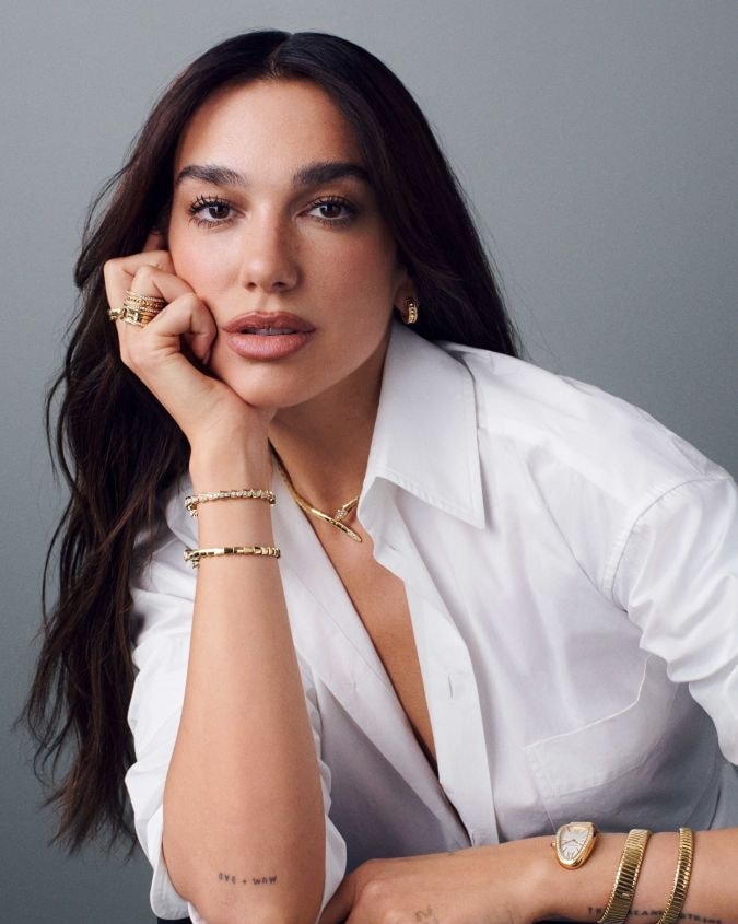 Dua Lipa indossa dei gioielli Bulgari (courtesy Bulgari)