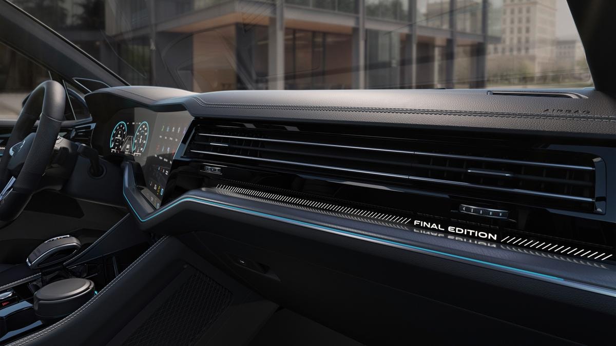 View of the illuminated décor in the Touareg „FINAL EDITION“.