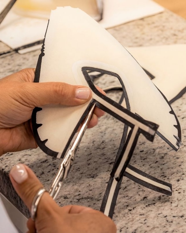 Il processo di orlatura di Nice academy (courtesy Nice footwear)