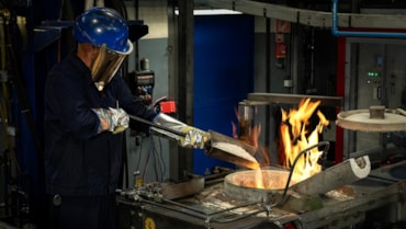 Le perline d'oro sono inserite nel forno per la fusione (foto scattata nella fabbrica di Valcambi in Svizzera)