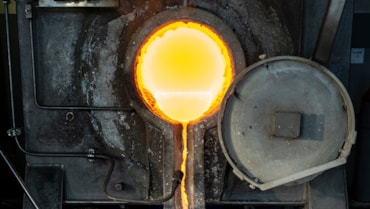 Le perline d'oro sono inserite nel forno per la fusione (foto scattata nella fabbrica di Valcambi in Svizzera)Oro fuso (foto scattata nella fabbrica di Valcambi in Svizzera)