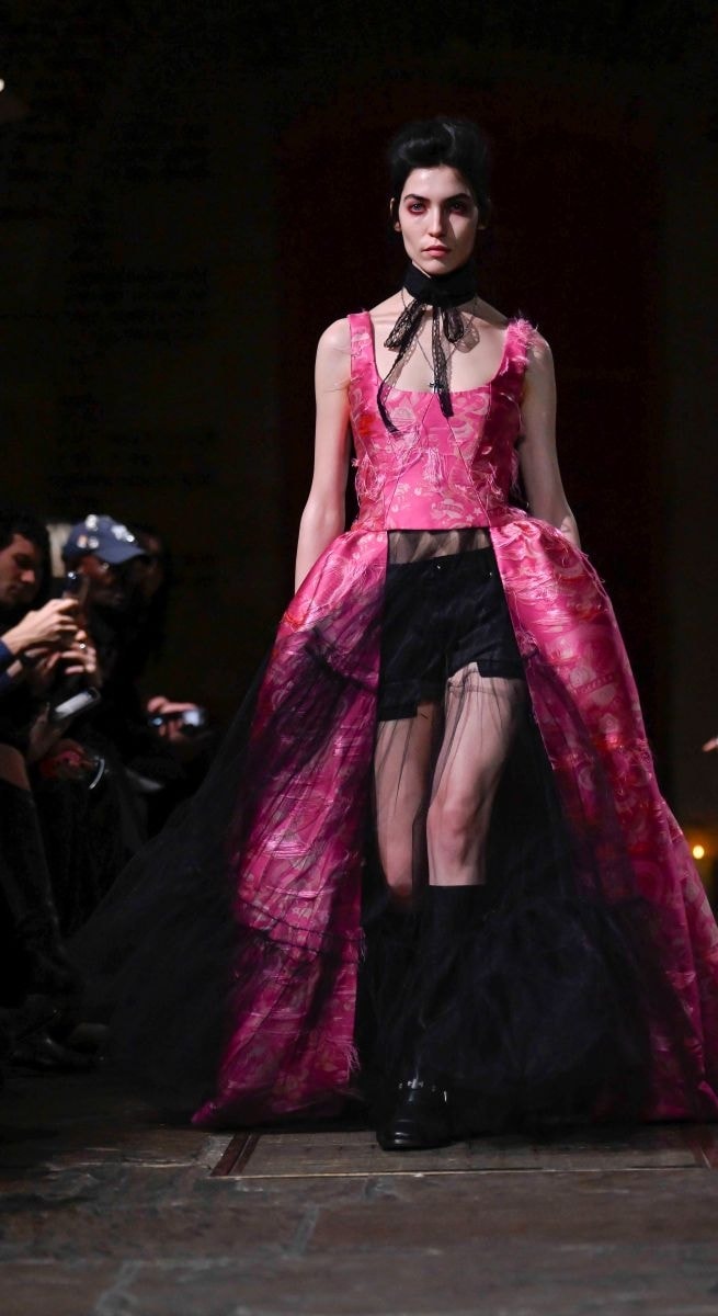Un look John Richmond autunno-inverno 2026/27 (ph Francesc Ten/MFF)