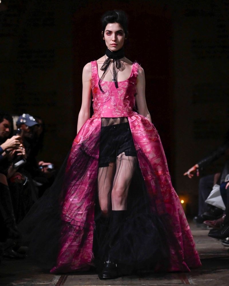 Un look John Richmond autunno-inverno 2026/27 (ph Francesc Ten/MFF)