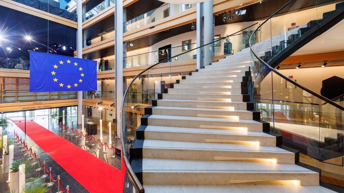 L’Europarlamento congela l’accordo commerciale con gli Usa. E Trump minaccia: dazi più alti per chi fa giochetti 
