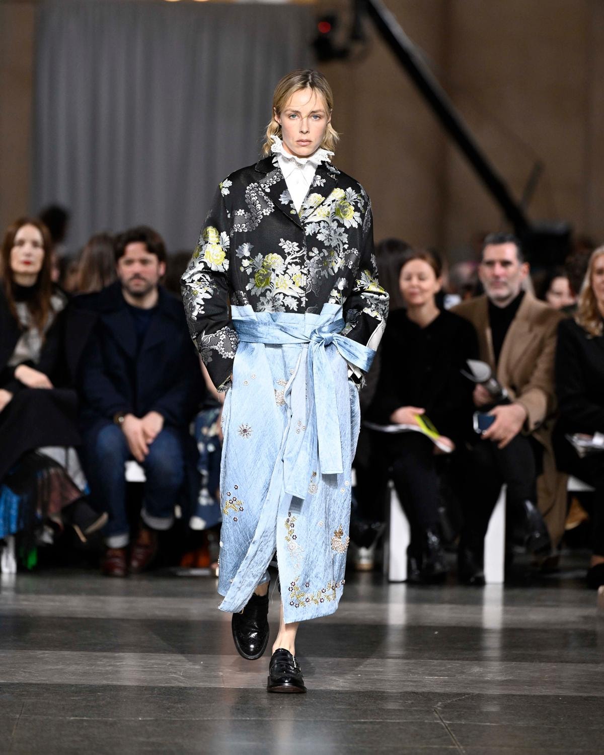Un look Erdem fall-winter 2026 (ph Francesc Ten/MFF)