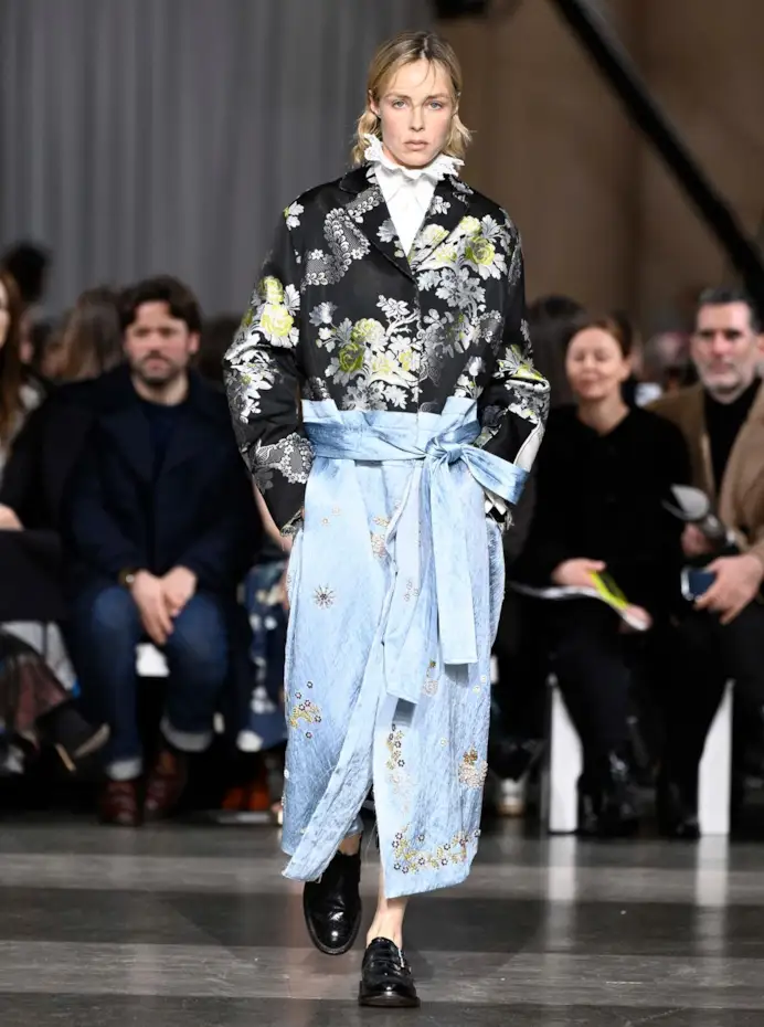 Un look Erdem fall-winter 2026 (ph Francesc Ten/MFF)