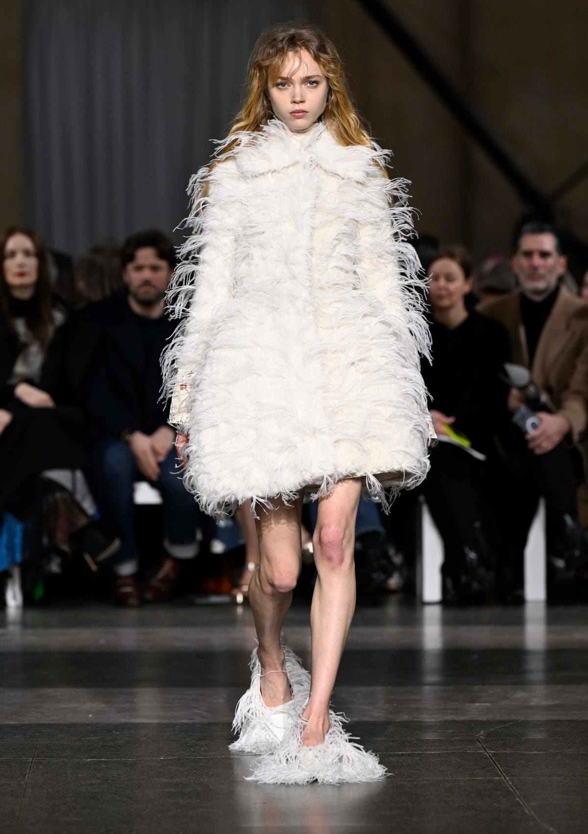 Un look Erdem fall-winter 2026 (ph Francesc Ten/MFF)