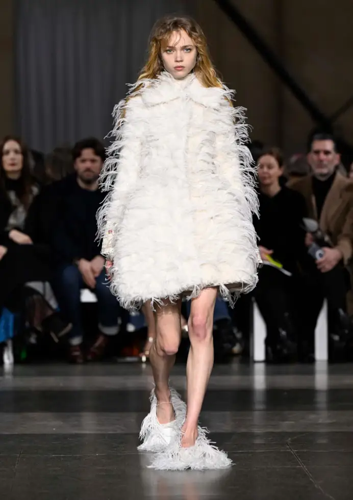 Un look Erdem fall-winter 2026 (ph Francesc Ten/MFF)