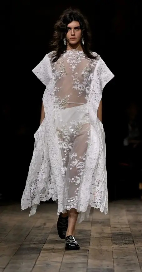 Un look Simone Rocha fall-winter 2026 (ph Francesc Ten/MFF)