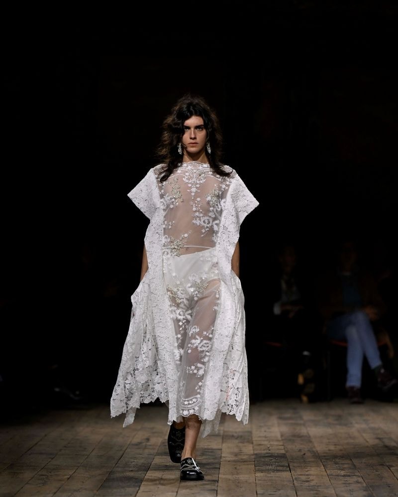 Un look Simone Rocha fall-winter 2026 (ph Francesc Ten/MFF)