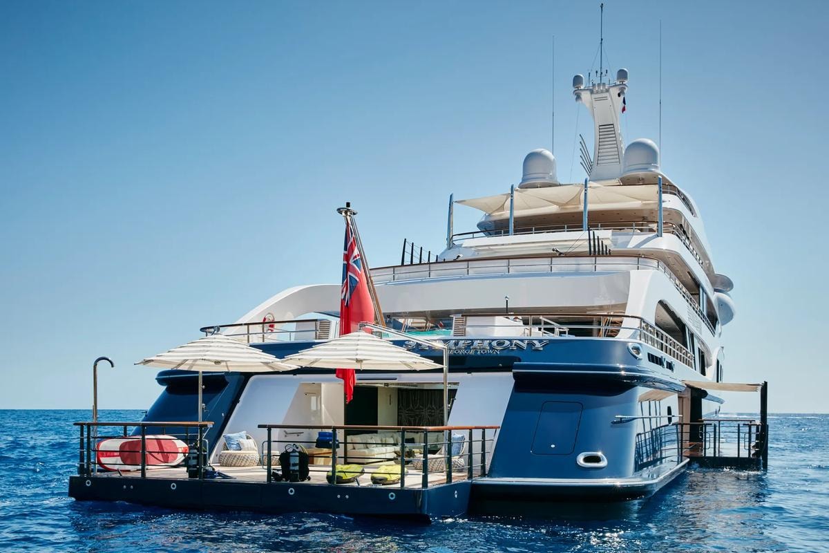 Arnault vende il megayacht Symphony: all’orizzonte una nuova nave da 650 milioni