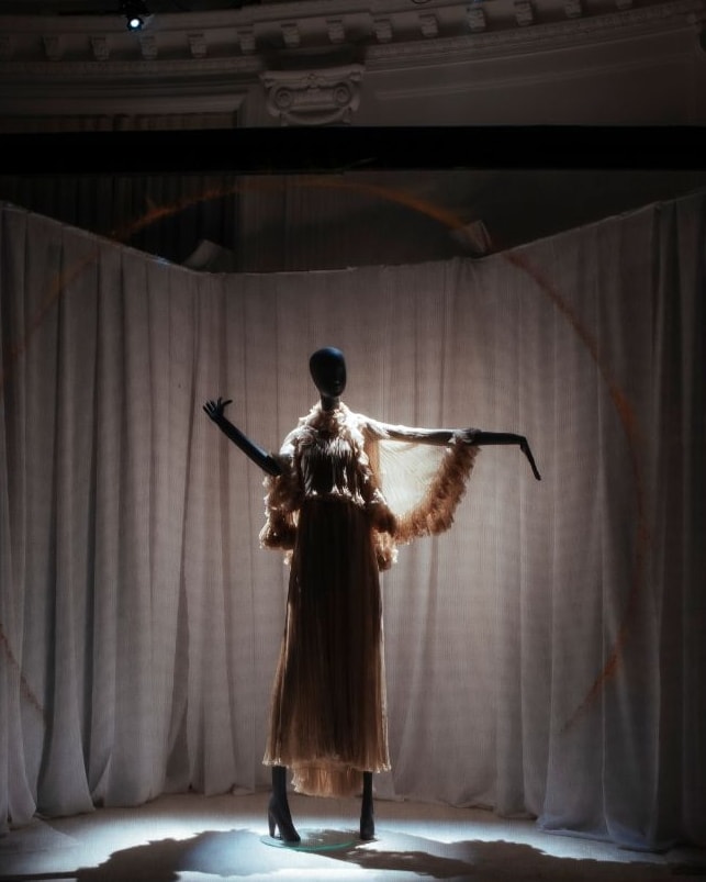 Un look Alberta Ferretti fall-winter 2026 presentato all'interno dell'installazione immersiva (courtesy Alberta Ferretti)