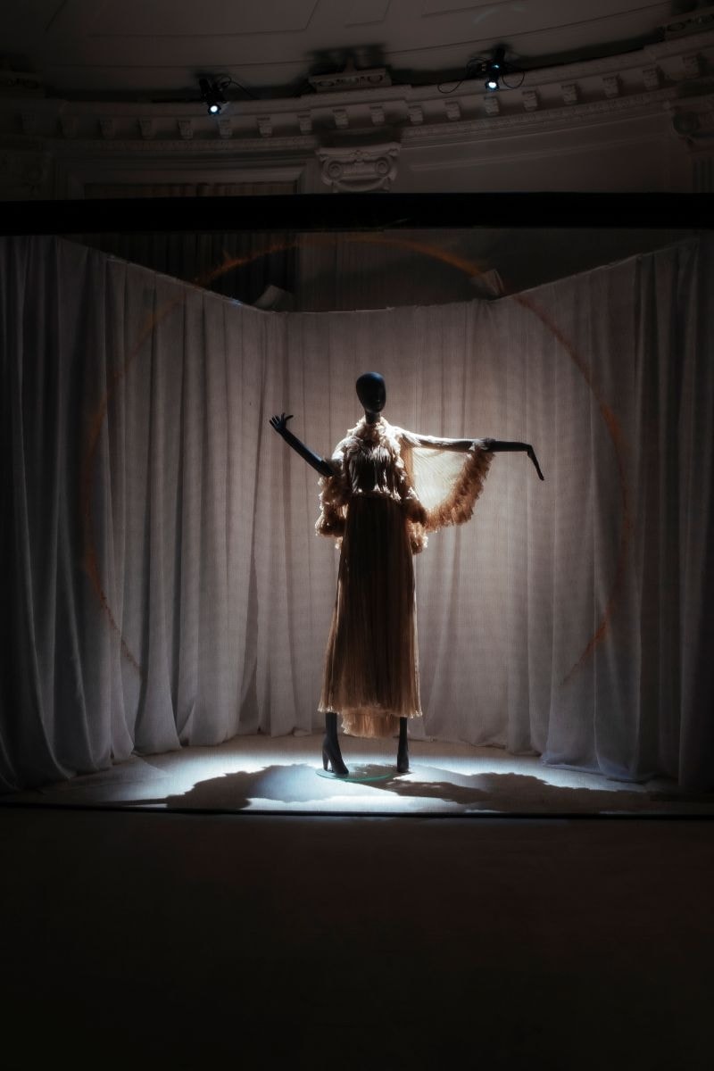 Un look Alberta Ferretti fall-winter 2026 presentato all'interno dell'installazione immersiva (courtesy Alberta Ferretti)