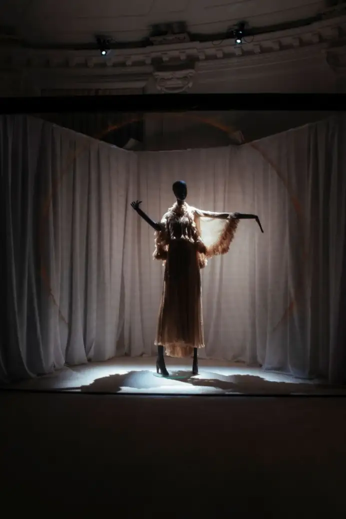 Un look Alberta Ferretti fall-winter 2026 presentato all'interno dell'installazione immersiva (courtesy Alberta Ferretti)