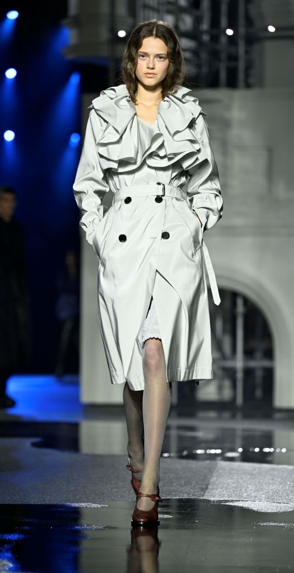 Un look Burberry autunno-inverno 2026/27 (ph Francesc Ten/MFF)