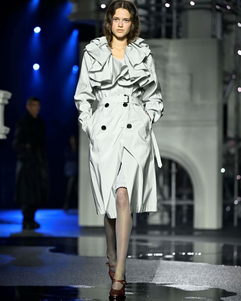 Un look Burberry autunno-inverno 2026/27 (ph Francesc Ten/MFF)