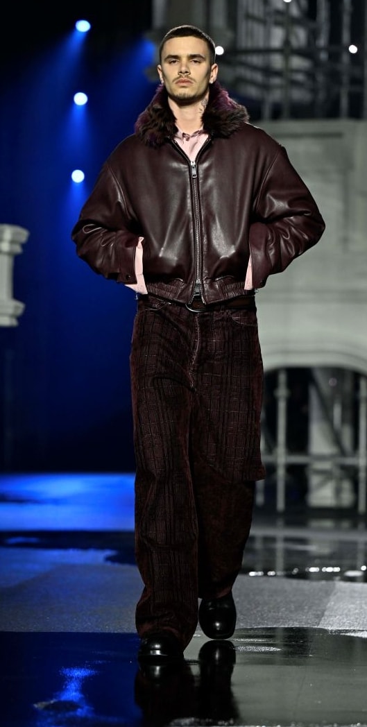 Un look Burberry autunno-inverno 2026/27 (ph Francesc Ten/MFF)