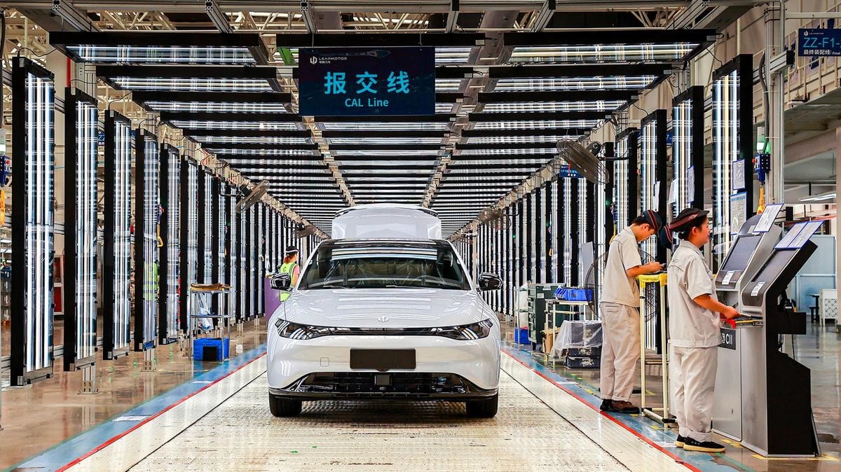 Auto cinesi, l’obiettivo è produrne in Europa un milione già nel 2028: la sfida di Byd, Geely, Chery e Leapmotor
