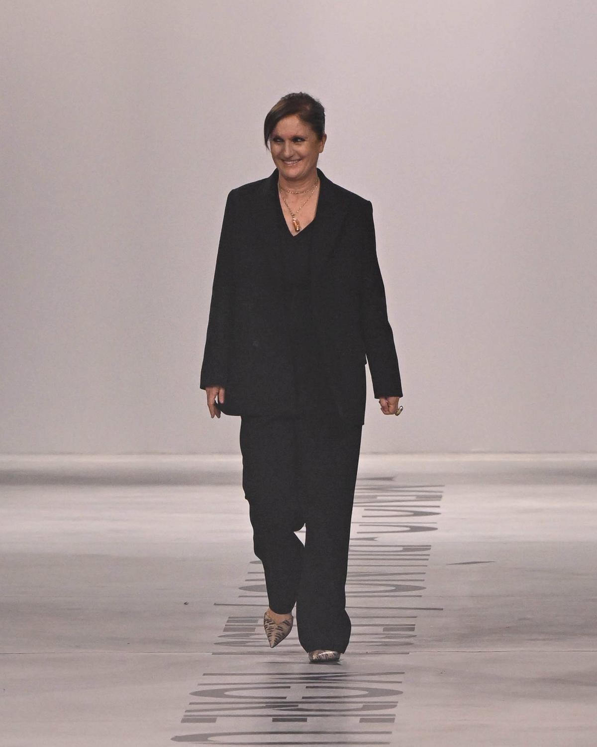 Maria Grazia Chiuri alla fine della sfilata autunno-inverno 2026/27 di Fendi (ph Francesc Ten/MFF)