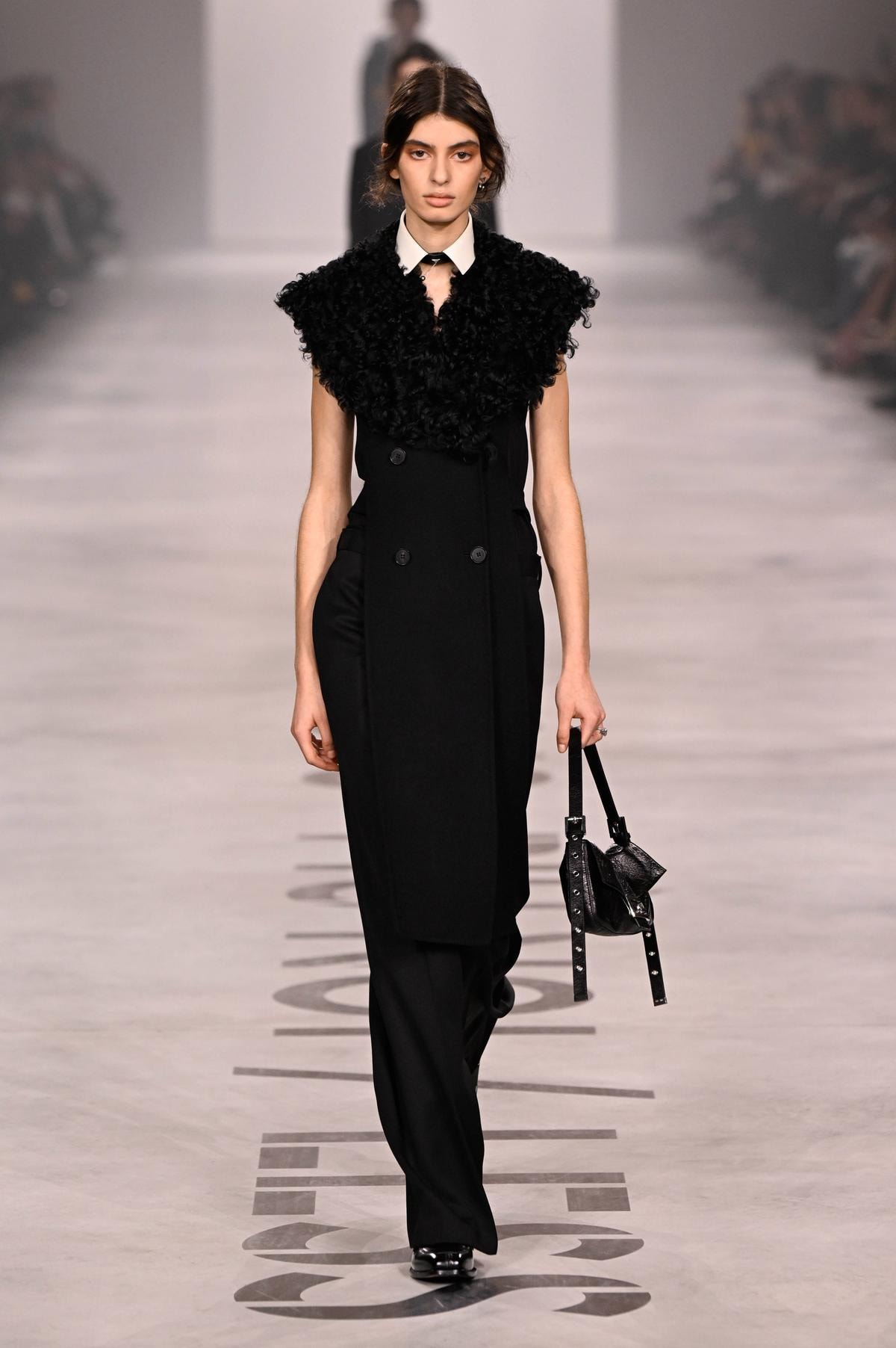 Un look Fendi fall-winter 2026/27 (ph Francesc Ten/MFF)