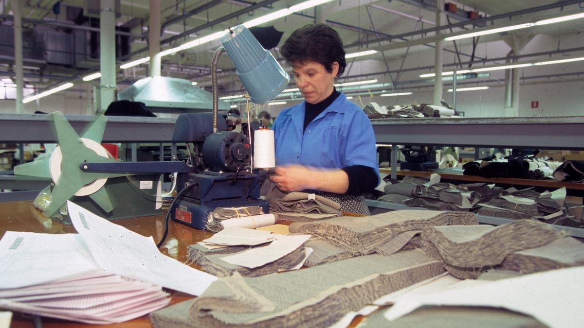 Istat, a febbraio sale la fiducia delle famiglie ma frena quella delle imprese: soffre la manifattura