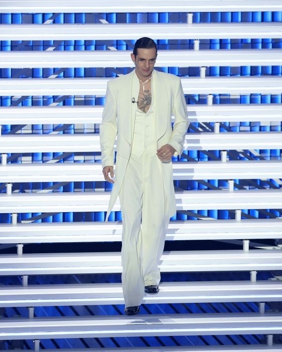 Sanremo day 2, Achille Lauro infiamma l’Ariston in Dolce&Gabbana