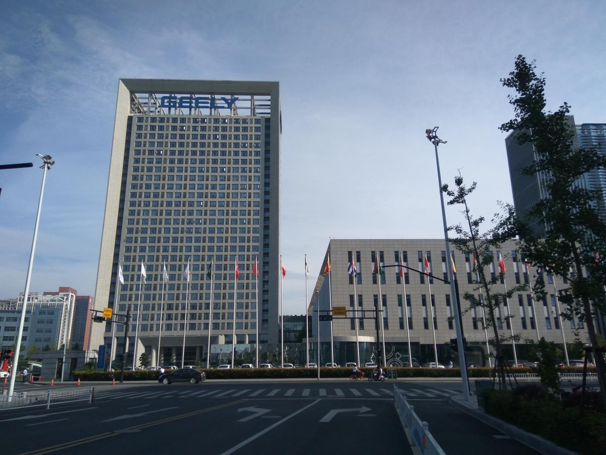 Chi è davvero Geely? Il colosso cinese che possiede Volvo e ora sbarca in Europa