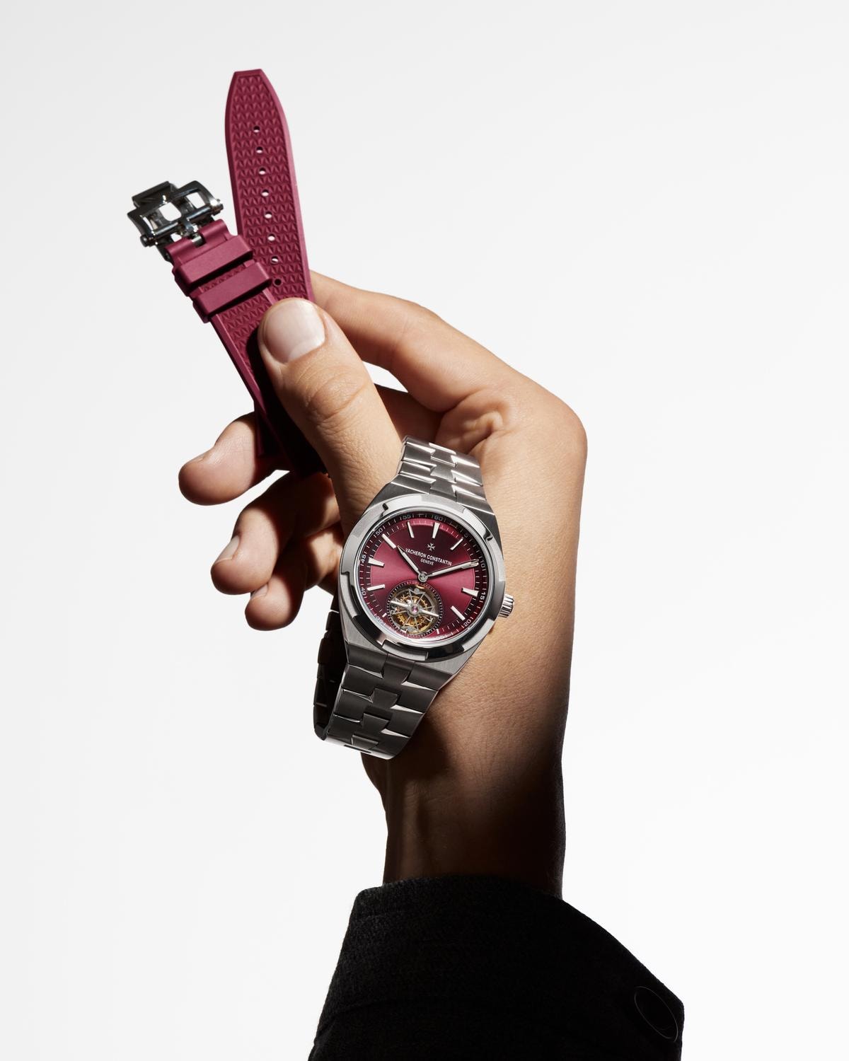 Rosso intenso e titanio: il nuovo Overseas tourbillon di Vacheron Constantin sorprende l’alta orologeria