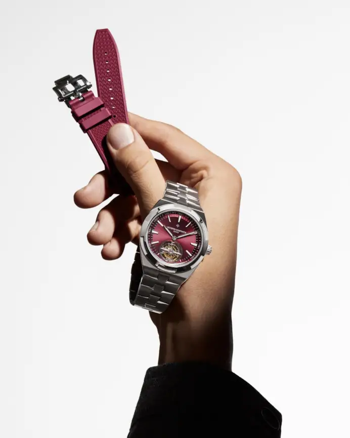 Rosso intenso e titanio: il nuovo Overseas tourbillon di Vacheron Constantin sorprende l’alta orologeria