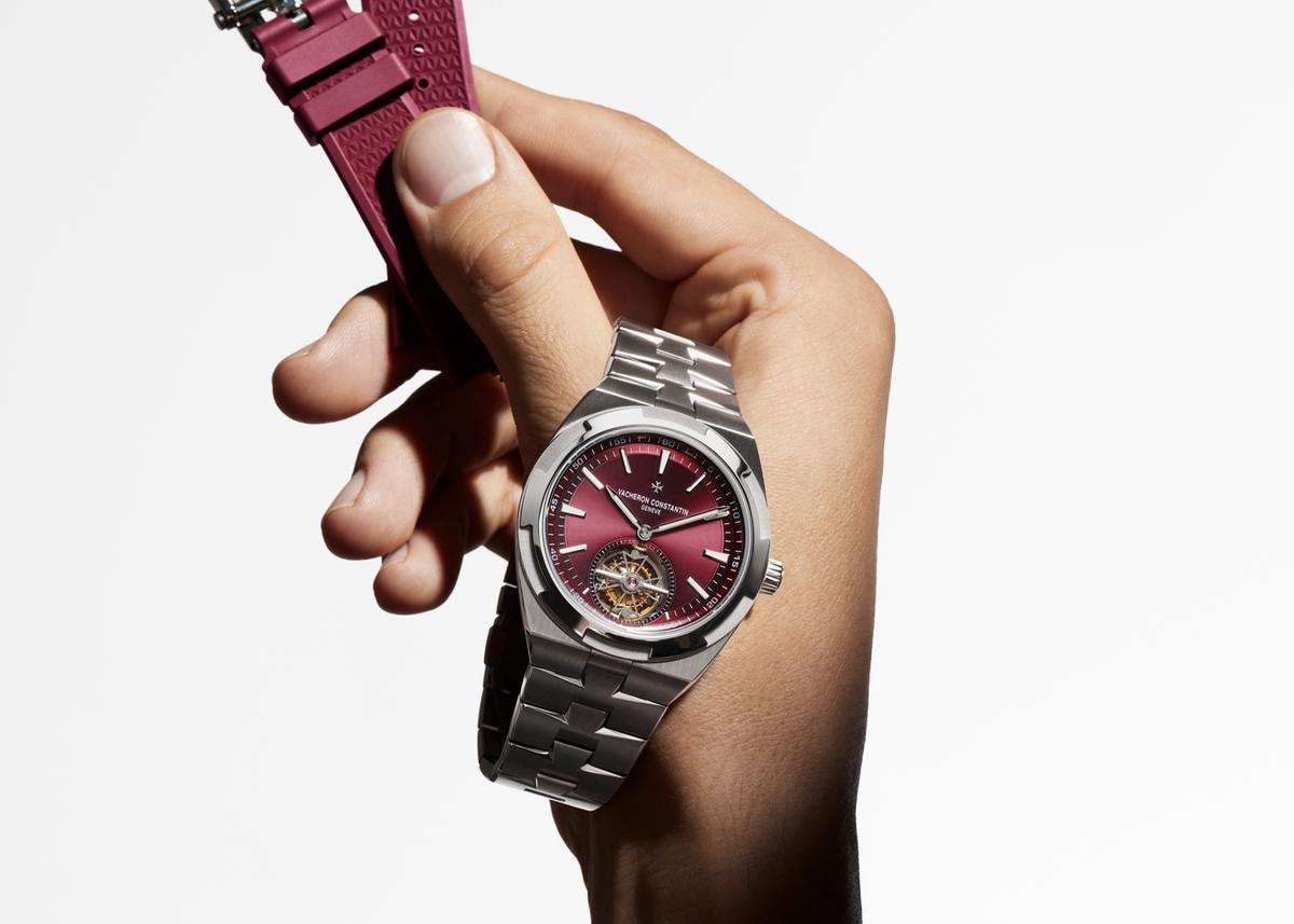 Rosso intenso e titanio: il nuovo Overseas tourbillon di Vacheron Constantin sorprende l’alta orologeria
