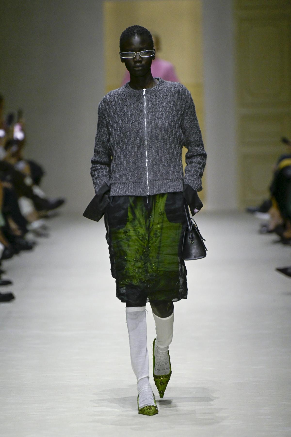 Un look Prada fall-winter 2026/27 (ph Francesc Ten/MFF)