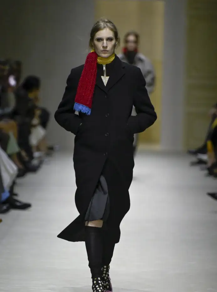 Un look Prada fall-winter 2026/27 (ph Francesc Ten/MFF)