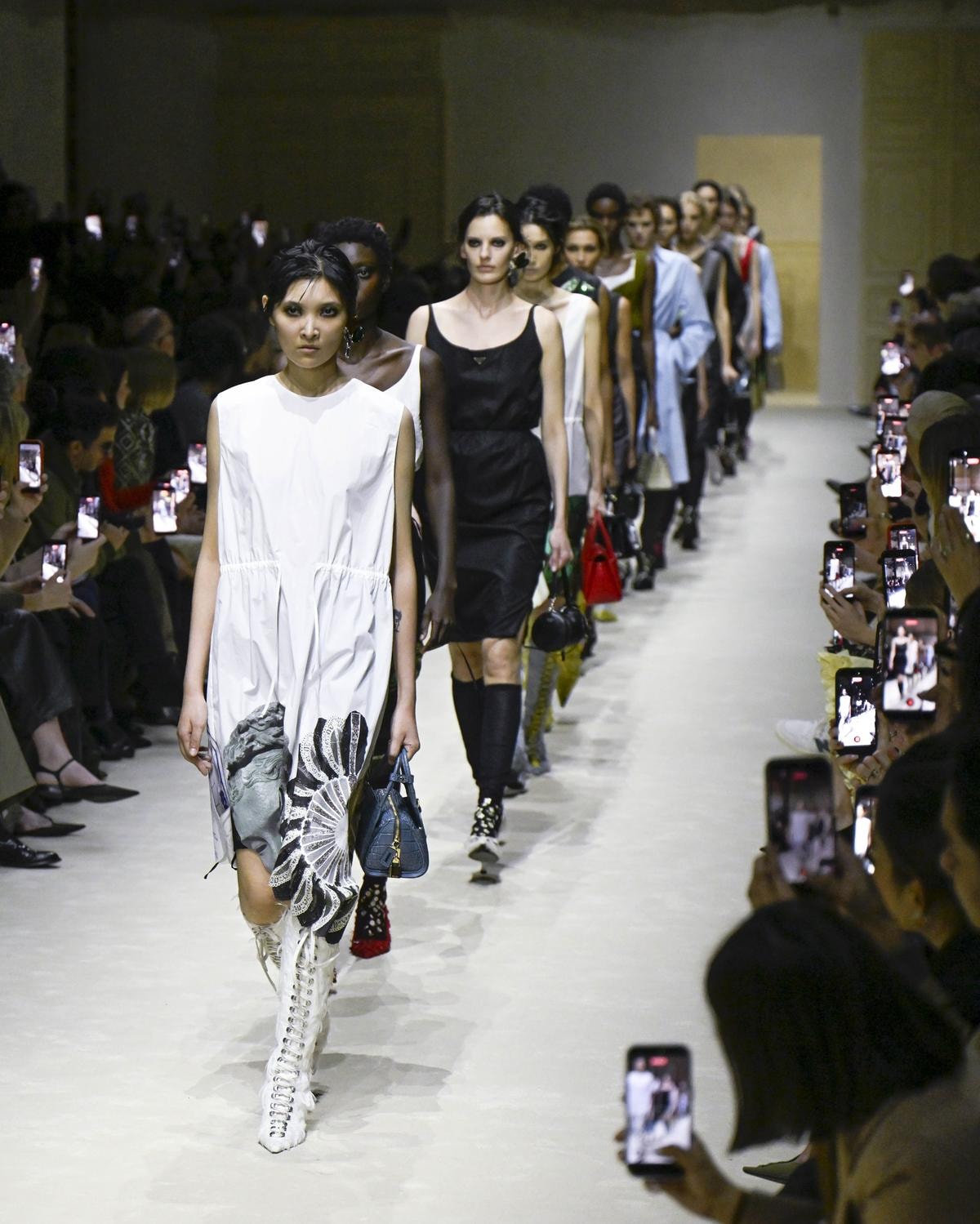 Il finale dello show Prada fall-winter 2026/27 (ph Francesc Ten/MFF)