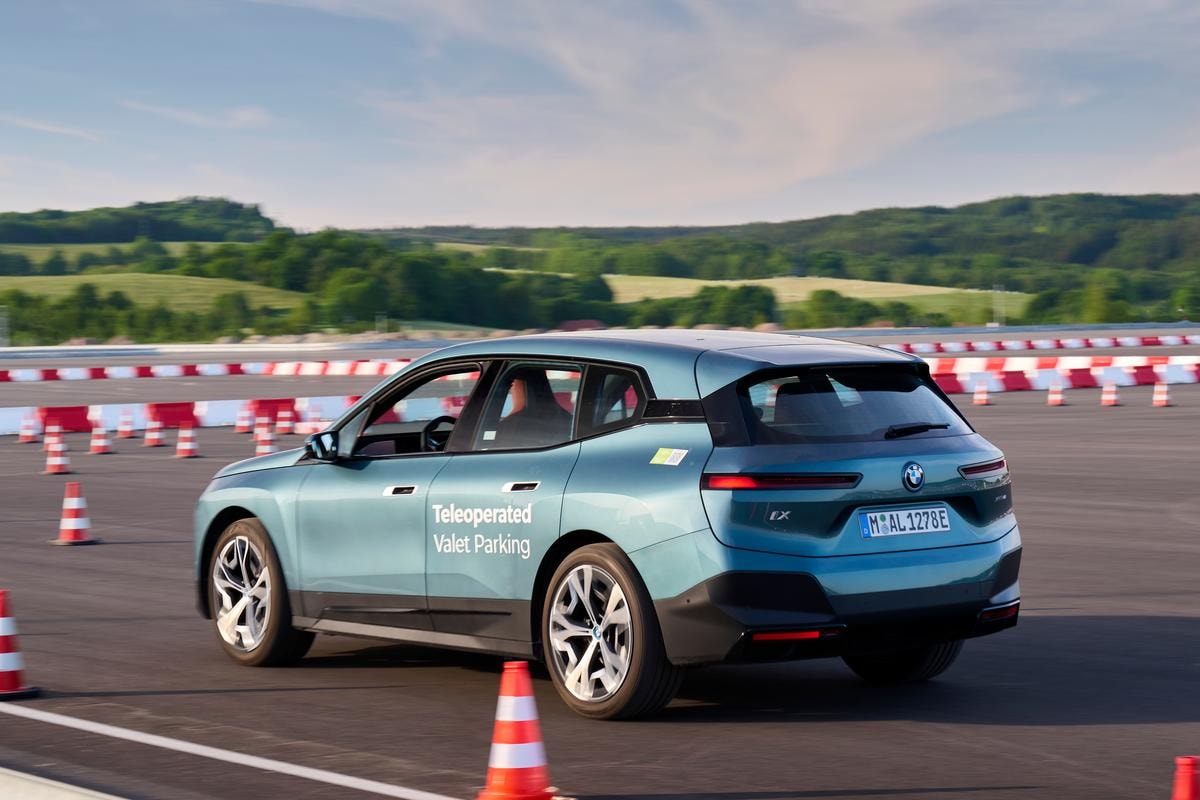 Guida e sorpasso senza mani fino a 130 km/h: Bmw cambia le regole in Europa