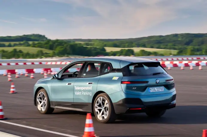 Guida e sorpasso senza mani fino a 130 km/h: Bmw cambia le regole in Europa