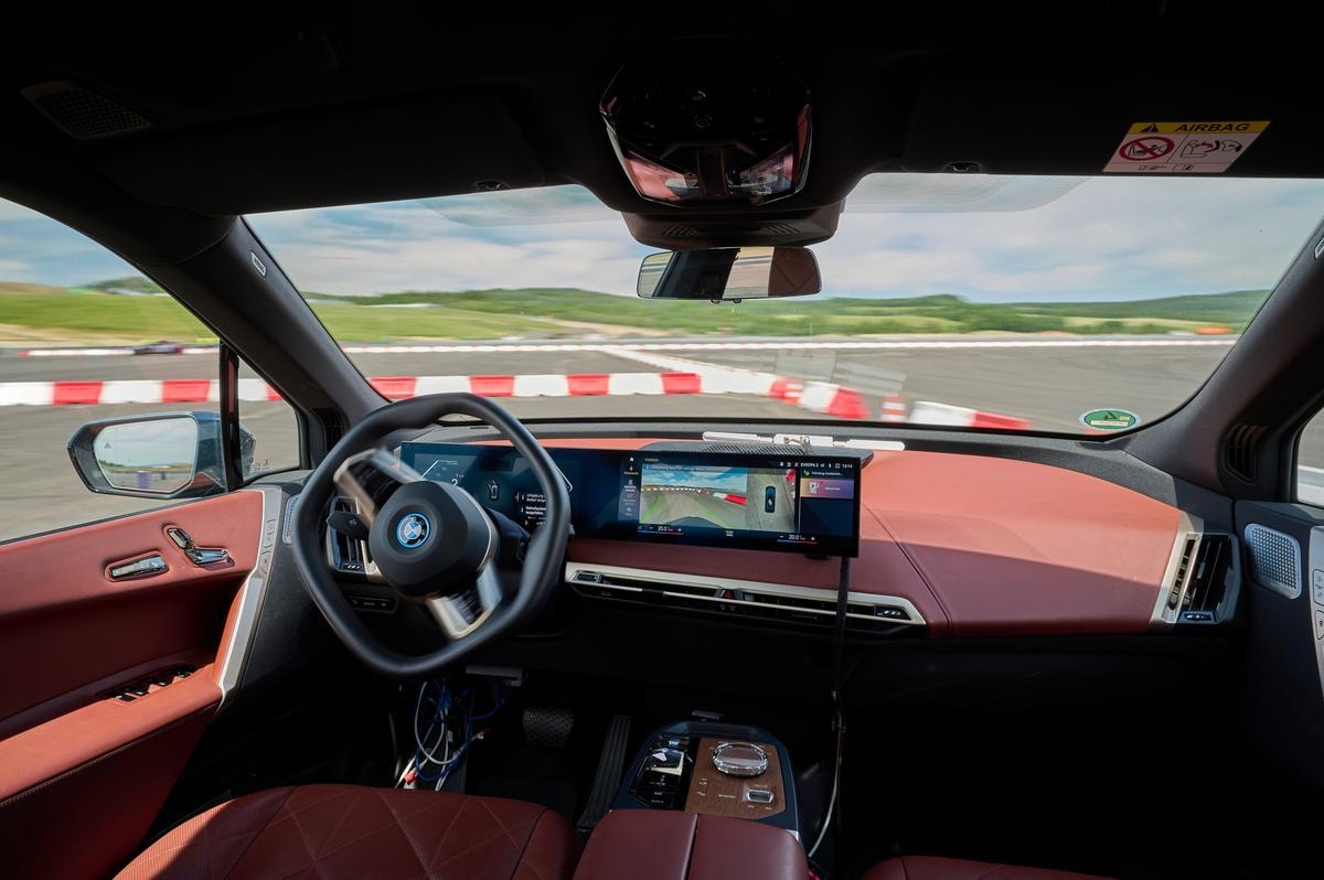 Guida e sorpasso senza mani fino a 130 km/h: Bmw cambia le regole in Europa