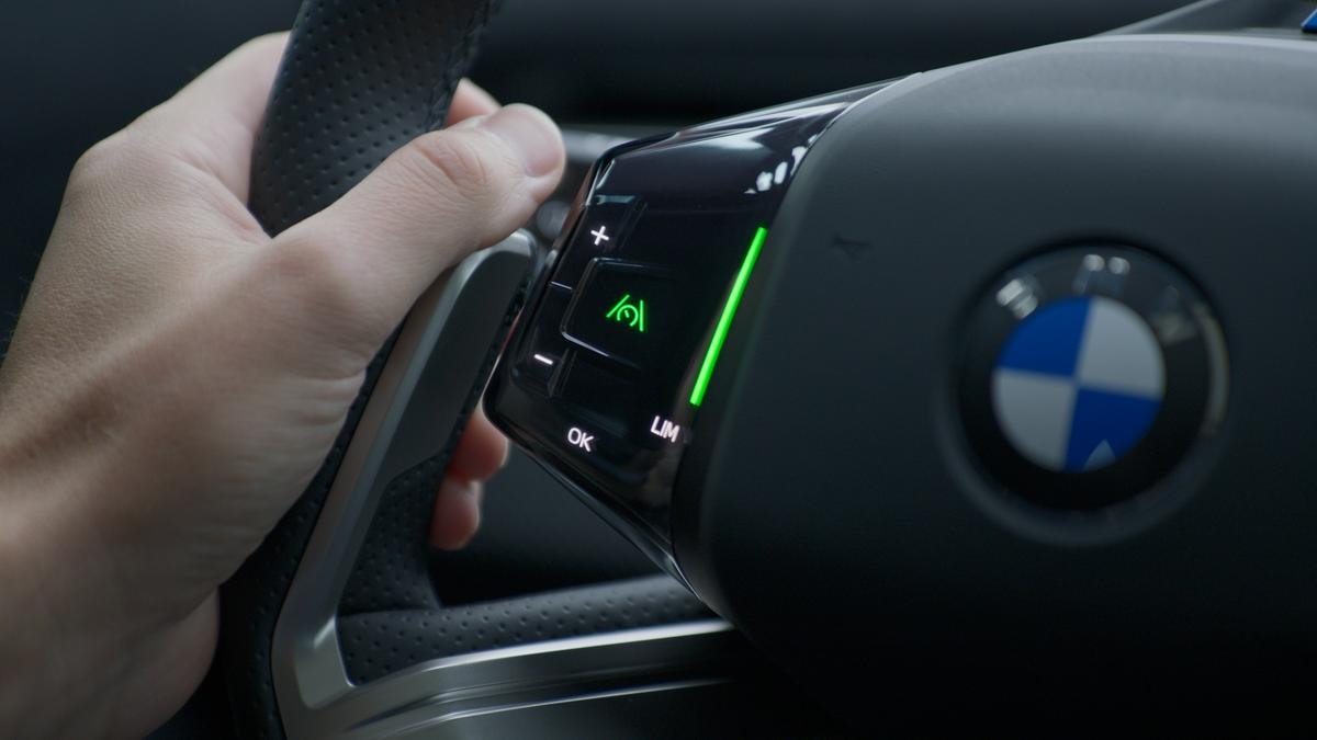 Guida e sorpasso senza mani fino a 130 km/h: Bmw cambia le regole in Europa