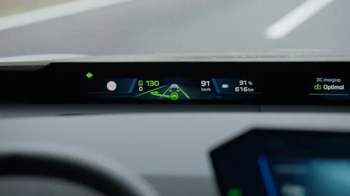 Guida e sorpasso senza mani fino a 130 km/h: Bmw cambia le regole in Europa