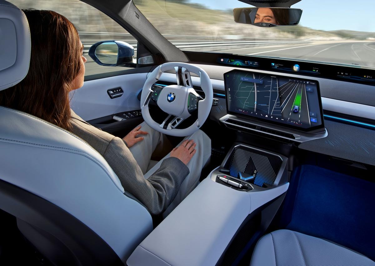 Guida e sorpasso senza mani fino a 130 km/h: Bmw cambia le regole in Europa