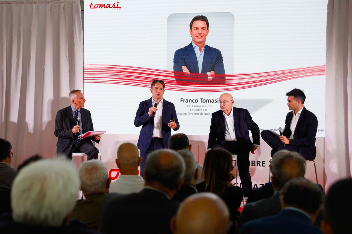 Il ceo Franco Tomasi all'inaugurazione di Tomasi Auto Milano.