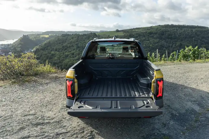 KGM debutta in Europa con il pick-up elettrico da 380 km di autonomia