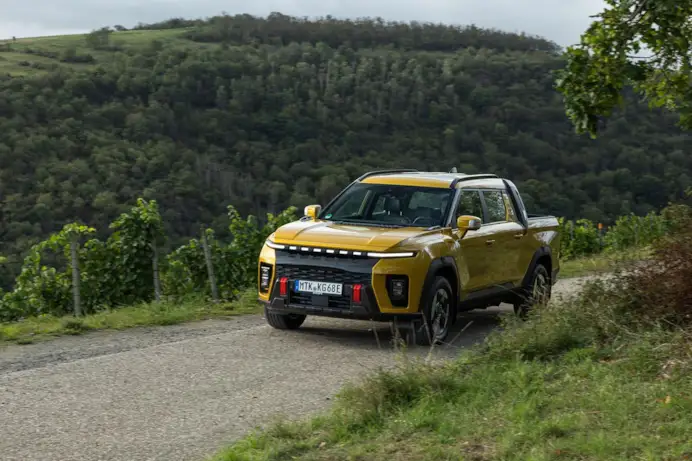 KGM debutta in Europa con il pick-up elettrico da 380 km di autonomia