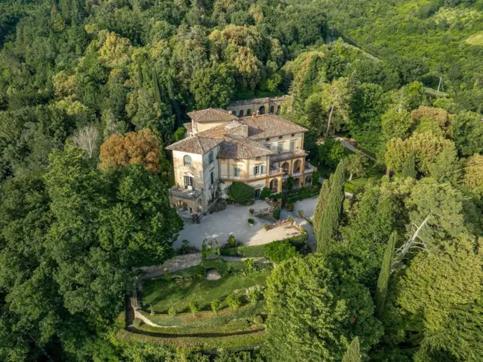 La Toscana conquista i super-ricchi: tra attici moderni e ville storiche, ecco le più belle proposte immobiliari