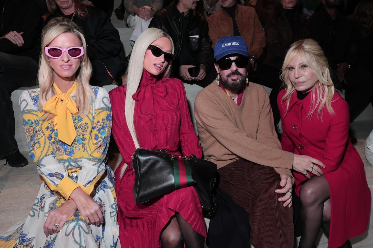 Da sinistra Nicky Hilton, Paris Hilton, Alessandro Michele e Donatella Versace allo show Gucci fall-winter 2026/27 (ph Jacopo Raule, courtesy Gucci)