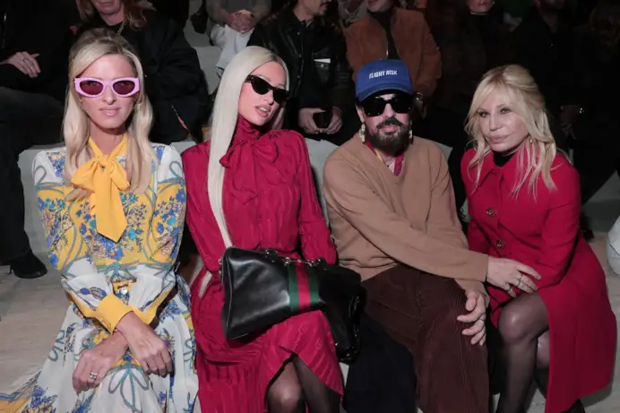 Da sinistra Nicky Hilton, Paris Hilton, Alessandro Michele e Donatella Versace allo show Gucci fall-winter 2026/27 (ph Jacopo Raule, courtesy Gucci)