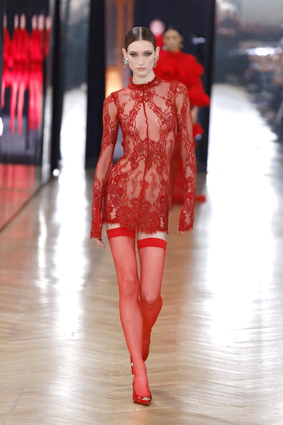 Un look Blumarine fall-winter 2026/27 (foto Francesc Ten/MFF)