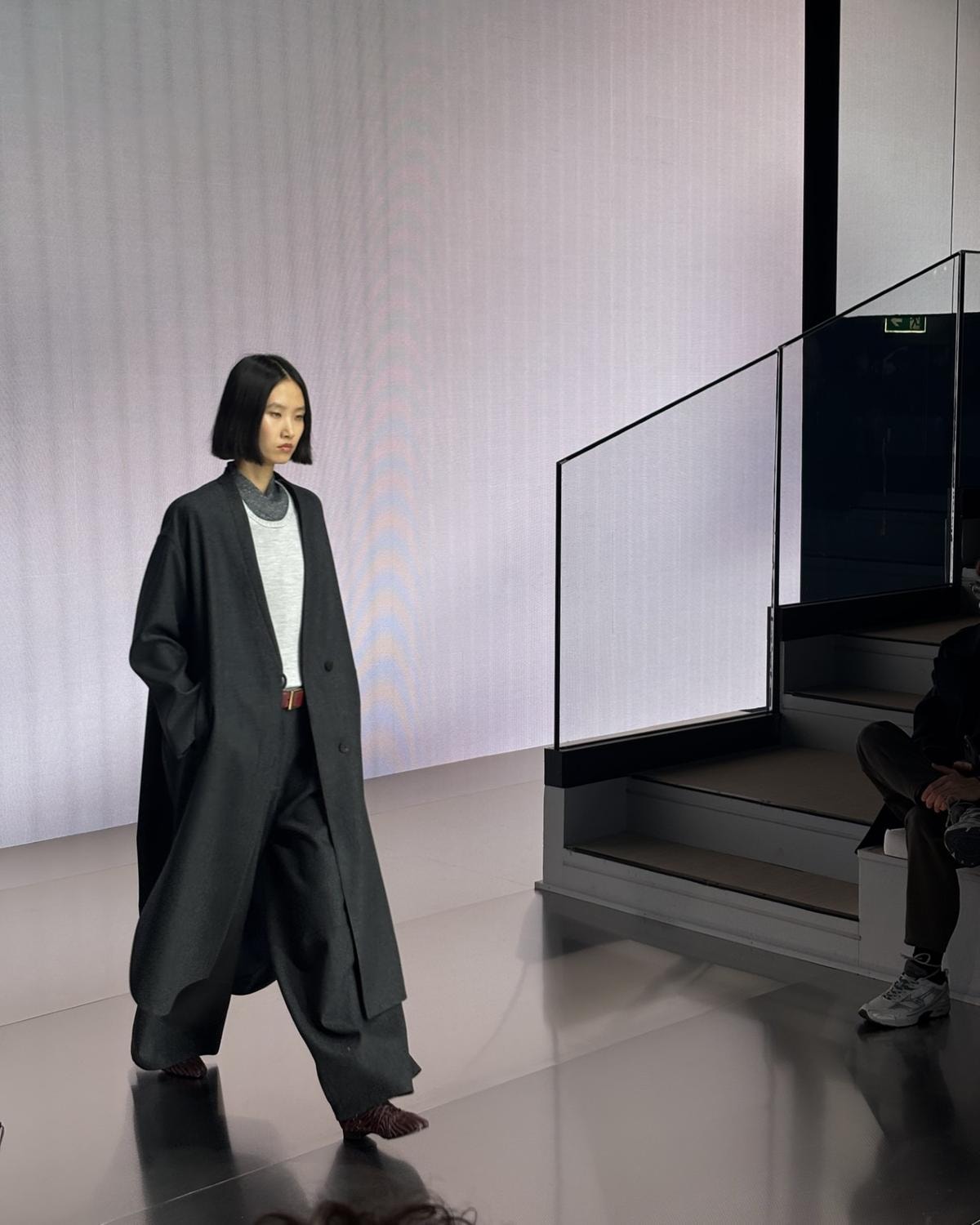 Un look Giorgio Armani fall-winter 2026/27 (ph. Chiara Bottoni)
